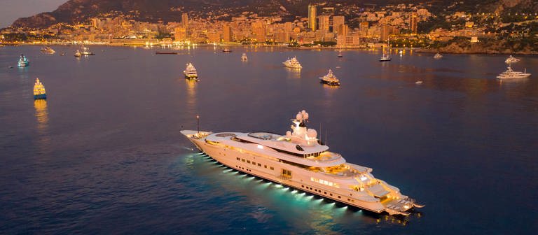 Eine Luxusyacht vor Anker kurz vor Sonnenaufgang vor dem Fürstentum Monaco. (Foto: IMAGO, Peter Seyfferth)