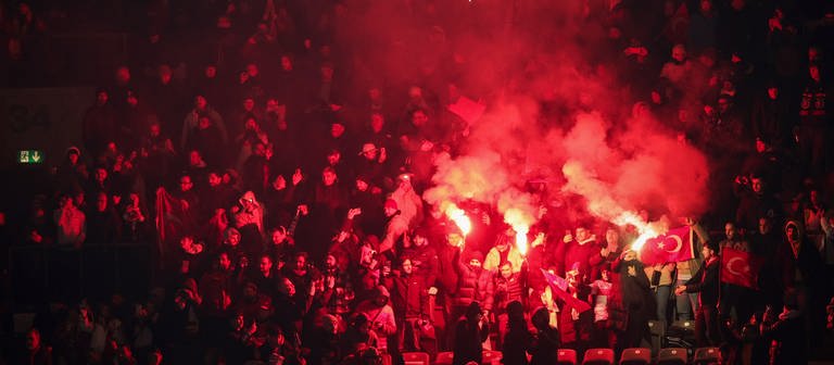 türkische Fans zünden pyrotechnik (Foto: dpa Bildfunk, picture alliance/dpa | Christian Charisius)