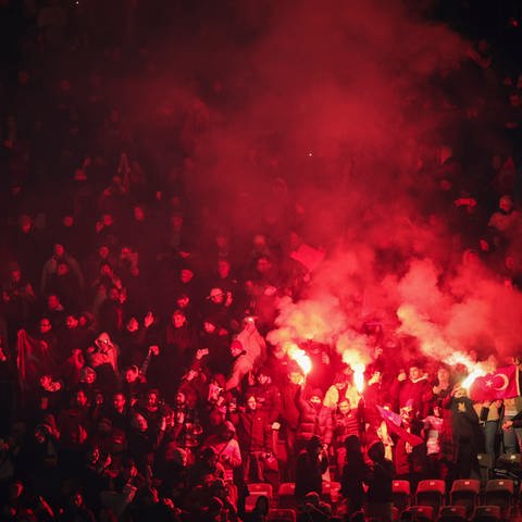 türkische Fans zünden pyrotechnik (Foto: dpa Bildfunk, picture alliance/dpa | Christian Charisius)