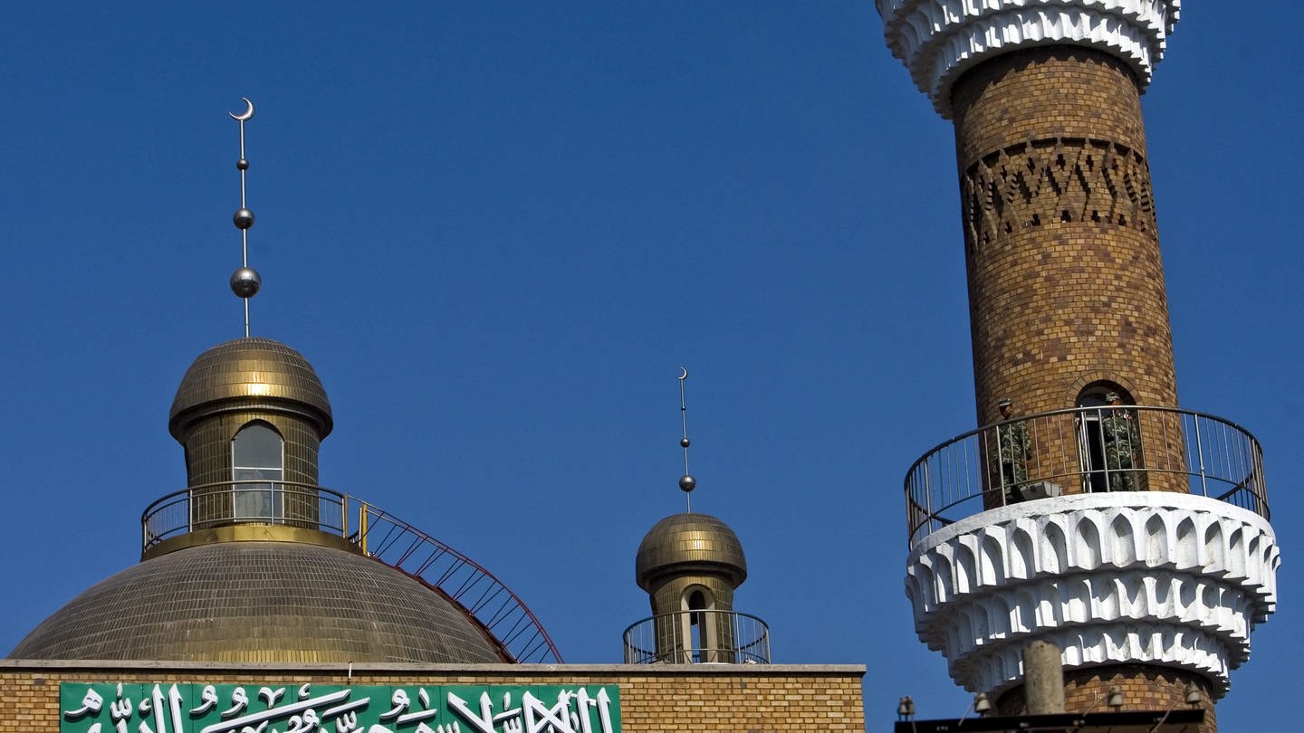 Security forces (R) stand guard atop a tower of a mosque hours before Firday prayer in Urumqi, Xinjiang province, China, 10 July 2009. (Foto: dpa Bildfunk, picture-alliance/ dpa | epa Diego Azubel)