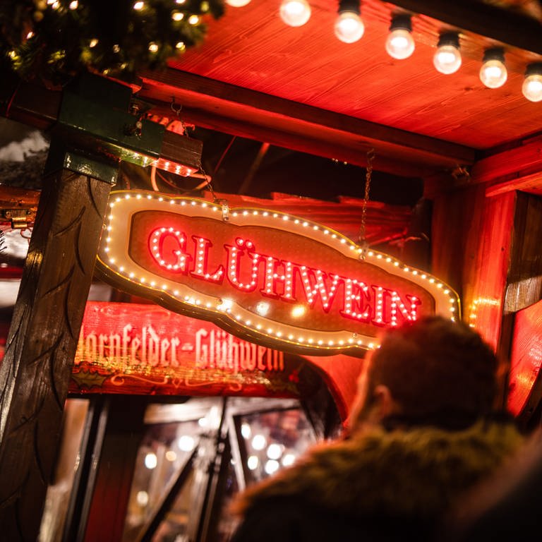 "Glühwein" steht an einem Stand des Stuttgarter Weihnachtsmarktes geschrieben. (Foto: dpa Bildfunk, picture alliance/dpa | Christoph Schmidt)