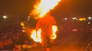 Rapper Djonga wird von Flammenwerfer getroffen und fängt Feuer (Foto: Screenshot Instagram/ @djongador)