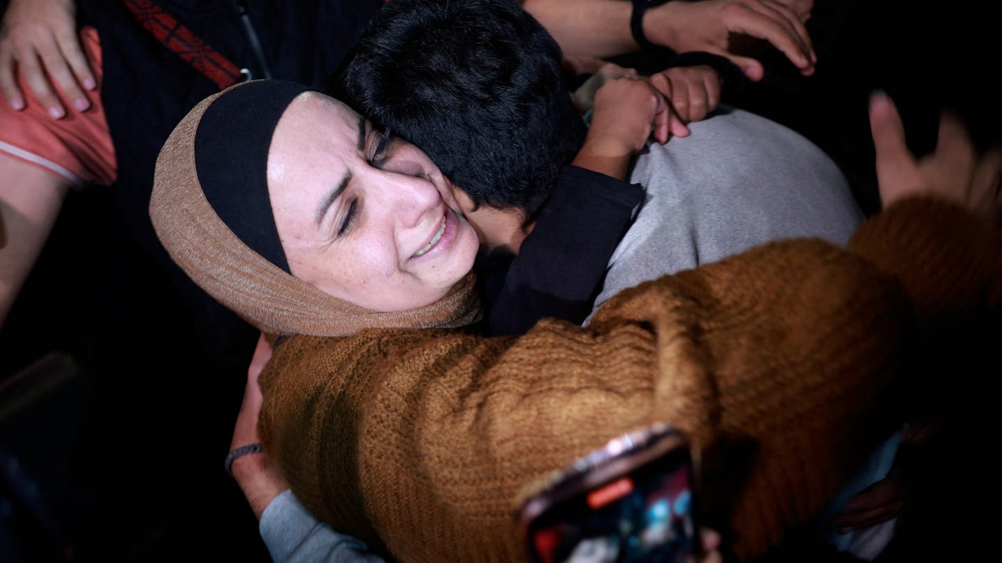 Eine palästinensiche Frau umarmt ihren Sohn, der aus dem israelischen Gefängnis befreit wurde. (Foto: Reuters, Symbolbild / REUTERS/Ammar Awad -)