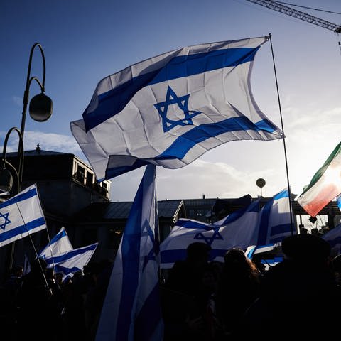 Viele Fahnen Israels sind während einer Demonstration gegen Antisemitismus in Berlin zu sehen. (Foto: dpa Bildfunk, picture alliance/dpa | Annette Riedl)