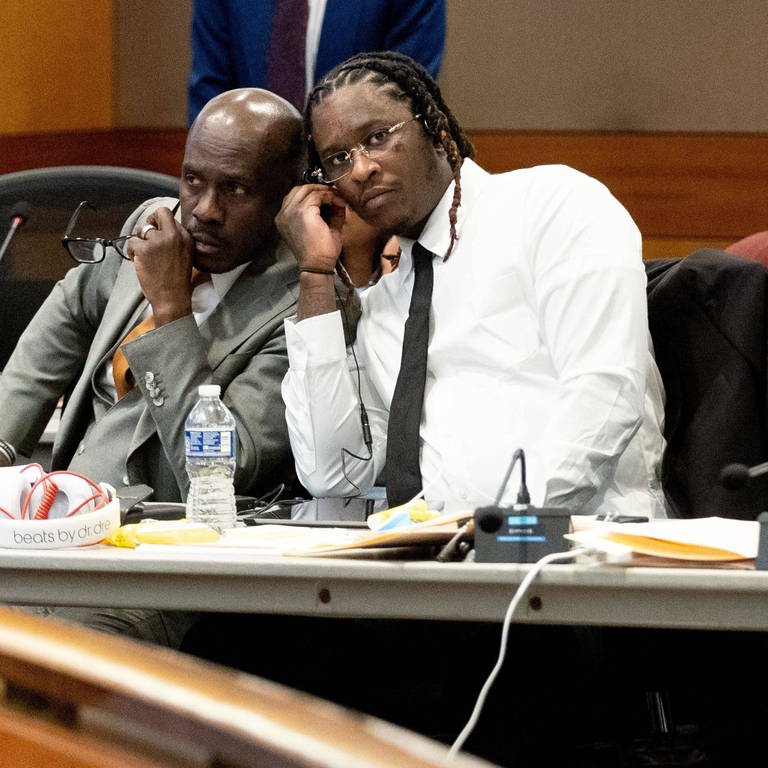 Der Atlanta-Rapper Young Thug hört bei einer Besprechung zwischen dem Richter und einem anderen Anwalt zu. (Foto: IMAGO, ZUMA Wire / Steve Schaefer)