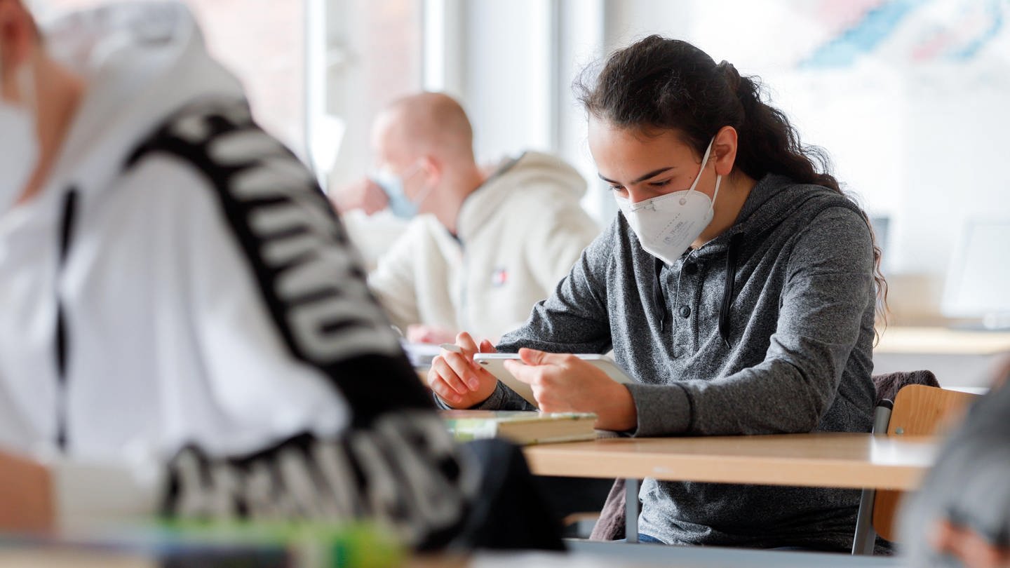 Eine Schülerin trägt während des Unterrichts eine Atemschutzmaske. (Foto: IMAGO, IMAGO / Funke Foto Services)