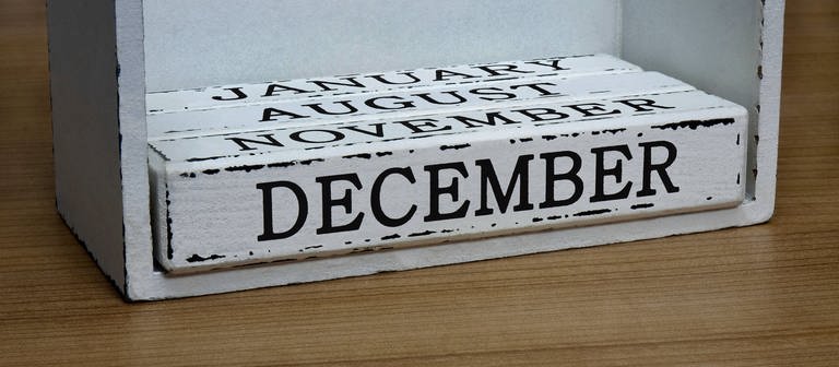 SYMBOLBILD: Holzwürfel mit Monatsname Dezember. (Foto: IMAGO, IMAGO / Steinach)