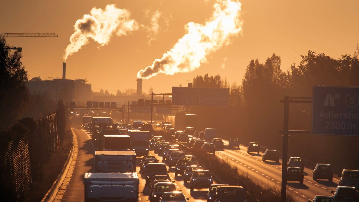 Stau auf der Autobahn und rauchende Schornsteine: Gericht hat geurteilt, dass die Bundesregierung mehr fürs Klima machen muss. (Foto: IMAGO, IMAGO / Frank Sorge)