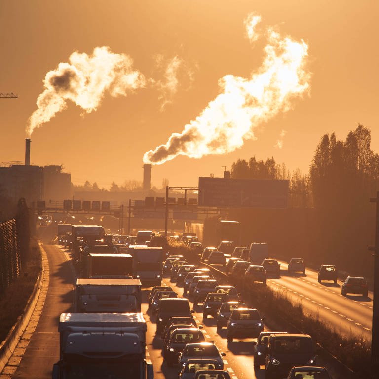 Stau auf der Autobahn und rauchende Schornsteine: Gericht hat geurteilt, dass die Bundesregierung mehr fürs Klima machen muss.  (Foto: IMAGO, IMAGO / Frank Sorge)