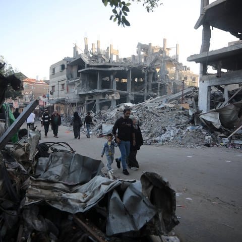 Ein Gebäude im Gazastreifen ist, durch israelische Luftangriffe stark beschädigt. (Foto: SWR DASDING, IMAGO / UPI Photo)
