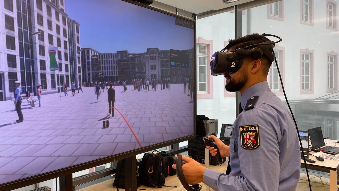 Polizist in Rheinland-Pfalz mit VR-Brille im virtuellem Einsatz: So traininiert die Polizei Kontrollen ohne Diskriminierung. (Foto: SWR)