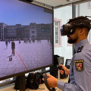 Polizist in Rheinland-Pfalz mit VR-Brille im virtuellem Einsatz: So traininiert die Polizei Kontrollen ohne Diskriminierung. (Foto: SWR)