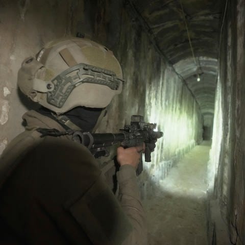 Israelische Soldaten zeigen den Medien einen unterirdischen Tunnel, der unter dem Schifa-Krankenhaus in Gaza-Stadt gefunden wurde. Israel sagt, dass militante Hamas-Kämpfer auf dem Gelände des Krankenhauses Schutz gesucht und den Tunnel für militärische Zwecke genutzt haben.  (Foto: dpa Bildfunk, picture alliance/dpa/AP | Victor R. Caivano)