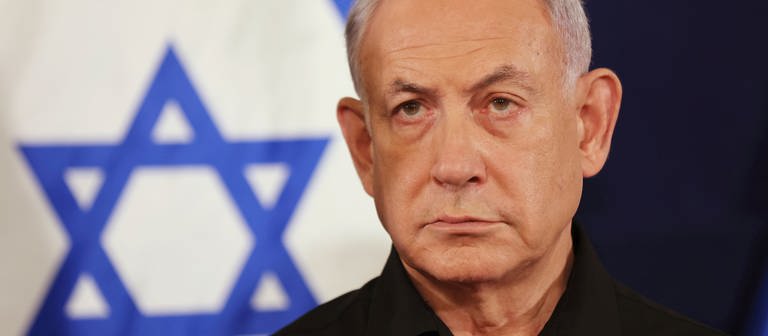 Benjamin Netanjahu, Ministerpräsident von Israel, nimmt an einer Pressekonferenz in der Militärbasis Kirya teil.  (Foto: SWR DASDING, picture alliance/dpa/Pool European Pressphoto Agency/AP | Abir Sultan)