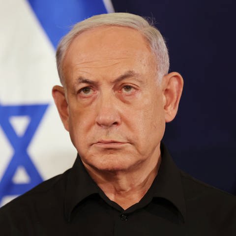 Benjamin Netanjahu, Ministerpräsident von Israel, nimmt an einer Pressekonferenz in der Militärbasis Kirya teil.  (Foto: SWR DASDING, picture alliance/dpa/Pool European Pressphoto Agency/AP | Abir Sultan)