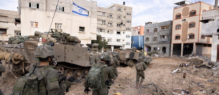 Israelische Soldaten bei Kämpfen in Gaza: Soldaten haben versehentlich drei israelische Geiseln erschossen. (Foto: dpa Bildfunk, picture alliance/dpa/HAARETZ/AP | Moti Milrod)