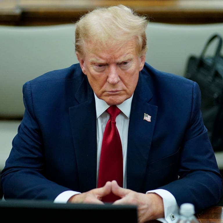 Donald Trump, ehemaliger Präsident der USA, sitzt am Tisch der Verteidigung im Obersten Gerichtshof von New York.  (Foto: dpa Bildfunk, picture alliance/dpa/AP Pool | Eduardo Munoz Alvarez)