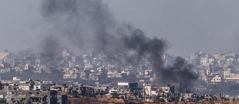 Rauch steigt am Ende einer siebentägigen Waffenruhe nach einem israelischen Luftangriff im Gazastreifen auf, vom Süden Israels aus gesehen. (Foto: dpa Bildfunk, picture alliance/dpa | Ilia Yefimovich)