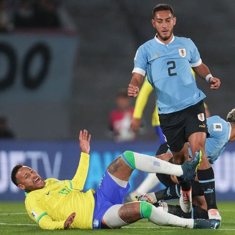 Brasiliens Neymar (l) stürzt im Zweikampf zu Boden. (Foto: dpa Bildfunk, picture alliance/dpa/AP | Matilde Campodonico)
