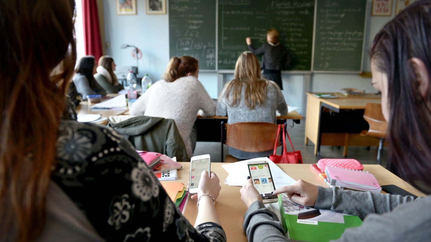 Eine Schülergruppe hat Lehrkräfte in einem Video beleidigt und beschimpft. Die Schule in Villingen-Schwenningen macht das bewusst öffentlich. (Symbolfoto) (Foto: IMAGO, IMAGO / Funke Foto Services)