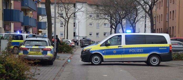 Einsatzkräfte der Polizei sichern den Tatort. Ein mit einem Messer bewaffneter Mann ist in Mannheim von der Polizei erschossen worden. (Foto: dpa Bildfunk, picture alliance/dpa | Rene Priebe)