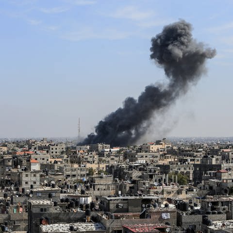 Auf dem Bild ist eine große Rauchwolke über Rafah im Gazastreifen zu sehen. (Archiv) (Foto: picture-alliance / Reportdienste, picture alliance/dpa | Abed Rahim Khatib (Archiv))