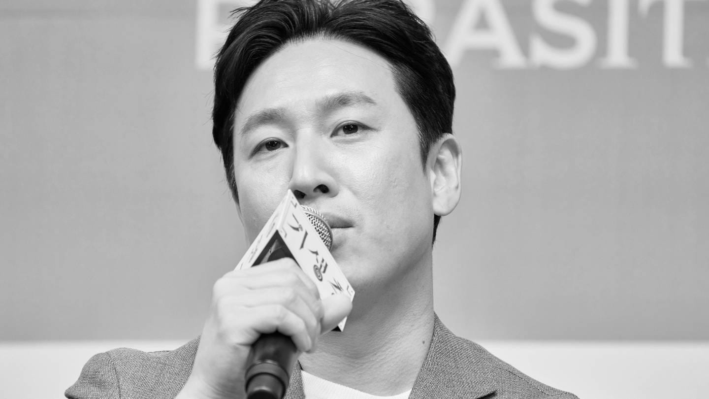 Lee Sun Kyun bei einer Pressekonferenz zum Film Parasite (Foto: IMAGO, Copyright: xStevexCho/PentaxPressx)