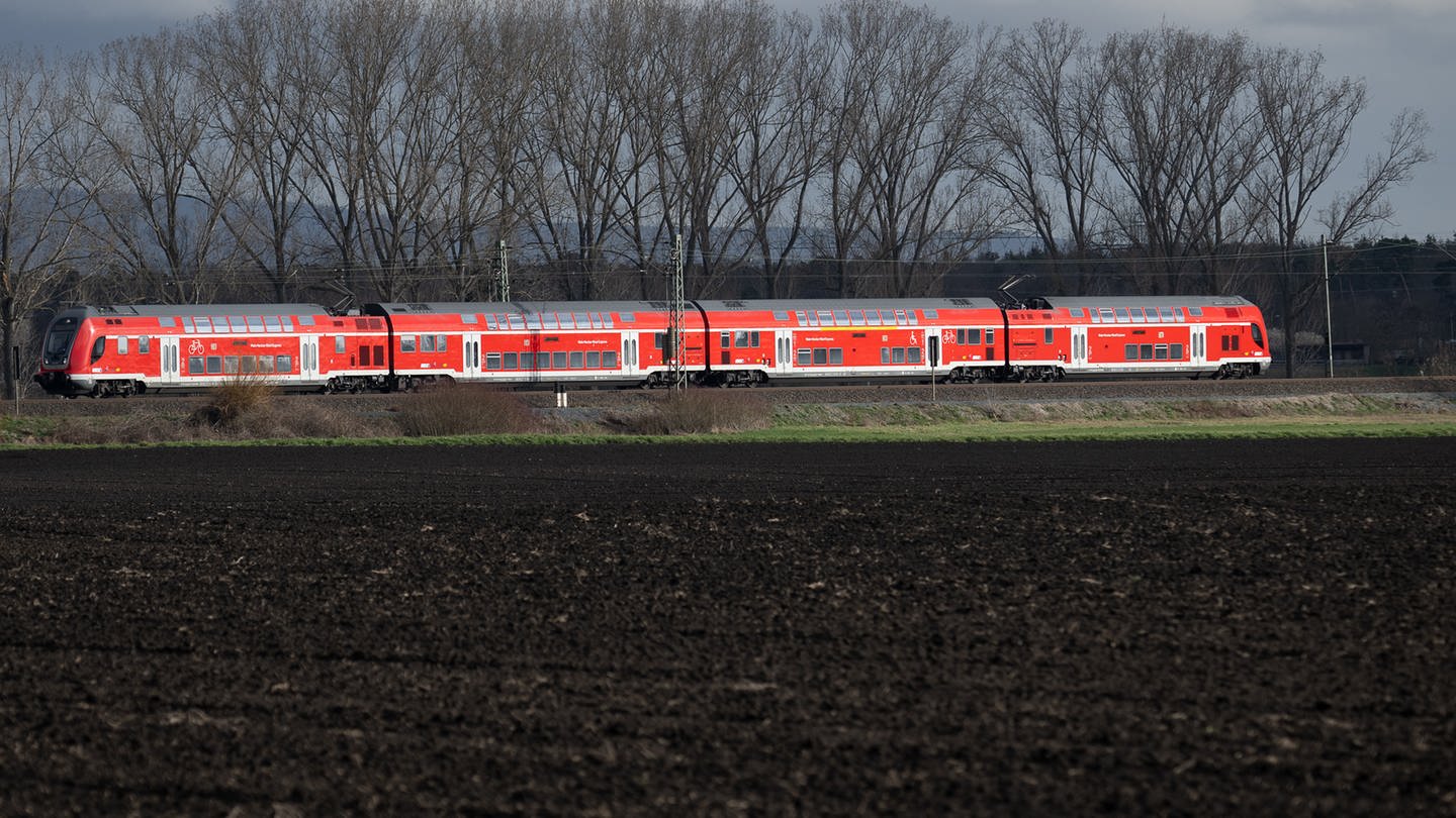 Ein Regional-Express fährt auf der Riedbahn genannten Bahnstrecke Mannheim-Frankfurt am Bahnhof Lampertheim. (Foto: dpa Bildfunk, picture alliance/dpa | Sebastian Gollnow)
