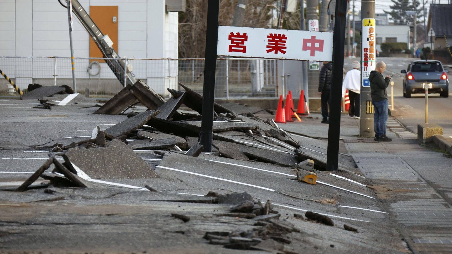 In Japan gab es am Montag mehrere Erdbeben. Die Folge: Zerstörte Häuser und Straßen, Tsunamis, Waldbrände und Todesopfer. (Foto: IMAGO, IMAGO / Kyodo News)