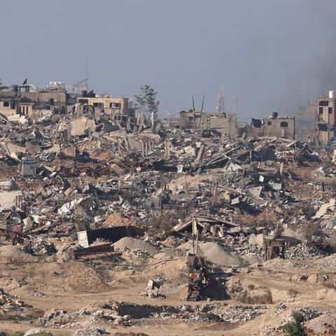 Beschädigte Gebäude stehen im nördlichen Gazastreifen vom Süden Israels aus gesehen. (Foto: dpa Bildfunk, picture alliance/dpa/XinHua | Gil Cohen Magen)