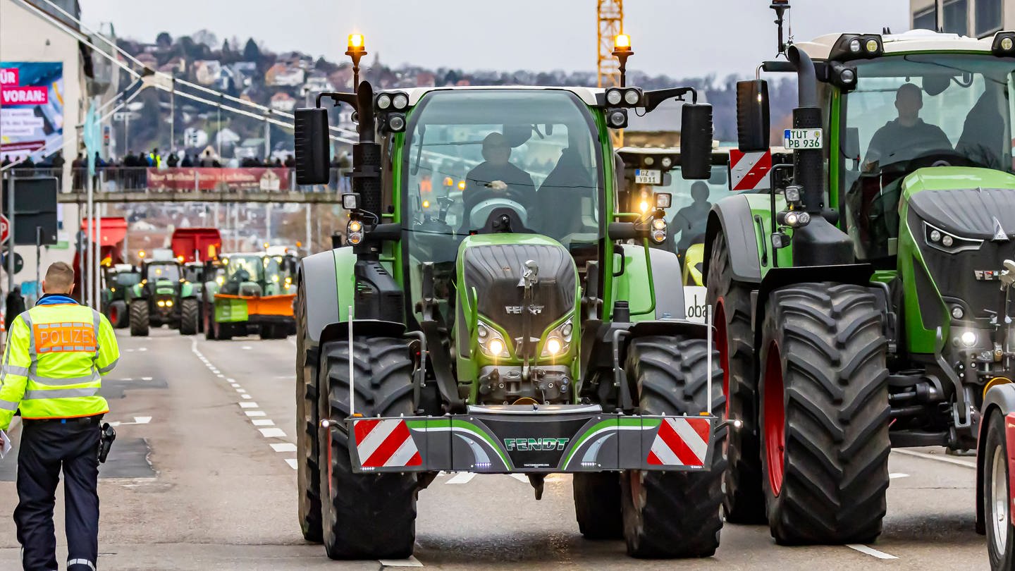 Bereits vor Weihnachten hatten Landwirte in ganz Deutschland demonstriert. Unter anderem in Stuttgart, wo mehrere Bauern mit ihren Traktoren Sternfahrten gemacht haben. (Foto: IMAGO, IMAGO / Arnulf Hettrich)