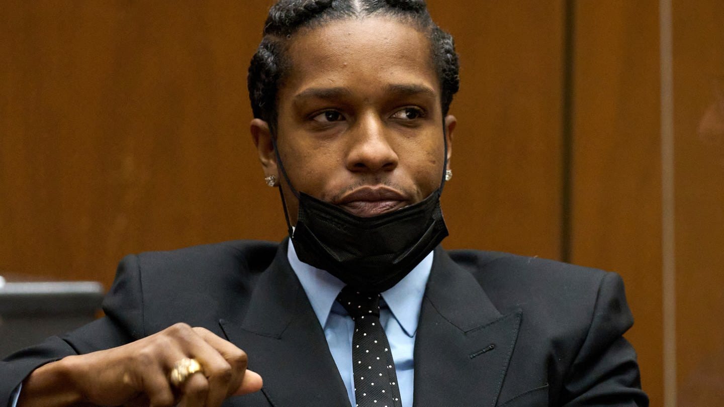 A$AP Rocky trinkt Wasser während einer Anhörung vor Gericht. (Foto: dpa Bildfunk, picture alliance/dpa/Pool EPA via AP | Allison Dinner)