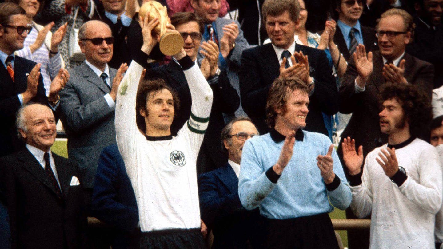 Archivbild WM 1974 - Franz Beckenbauer mit WM-Pokal (Foto: IMAGO, IMAGO / WEREK)