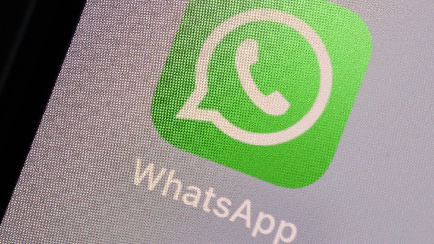 Auf einem iPhone Display wird ein WhatsApp-Logo angezeigt. Es soll bald ein neues Update für WhatsApp geben. (Foto: IMAGO, IMAGO / Rene Traut)