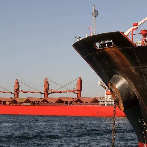 Handelsschiff am Hafen (Foto: IMAGO, Symbolbild IMAGO / Xinhua)