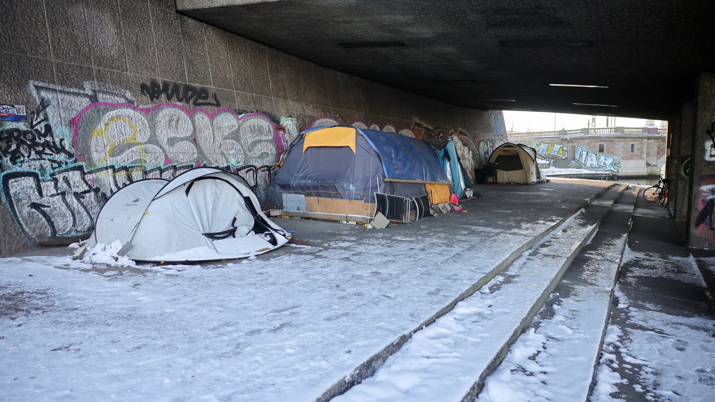 Zelte stehen unter einer Brücke im Schnee. So kannst du Obdachlosen helfen! (Foto: dpa Bildfunk, picture alliance/dpa | Christian Charisius)