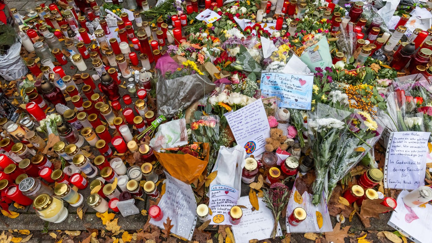 Blumen und Kerzen vor der Schule in Offenburg, in der ein 15-Jähriger von einem Mitschüler erschossen wurde. Ein Vater hatte den Täter überwältigt. (Foto: dpa Bildfunk, picture alliance/dpa | Philipp von Ditfurth)