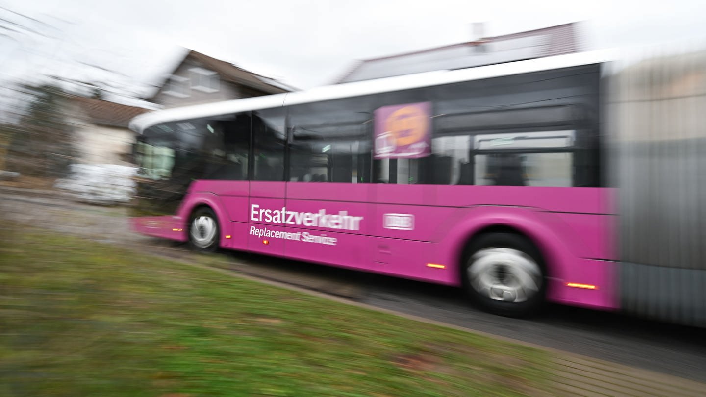 Ersatzverkehrbus (Symbolbild) (Foto: dpa Bildfunk, picture alliance/dpa | Arne Dedert (Symbolbild))