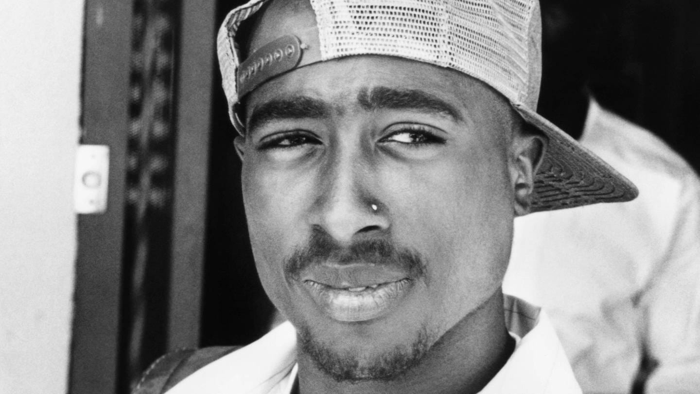 Rapper Tupac Shakur in schwarz-weiß. Das Bild ist von 1993. (Foto: IMAGO, IMAGO / Everett Collection)