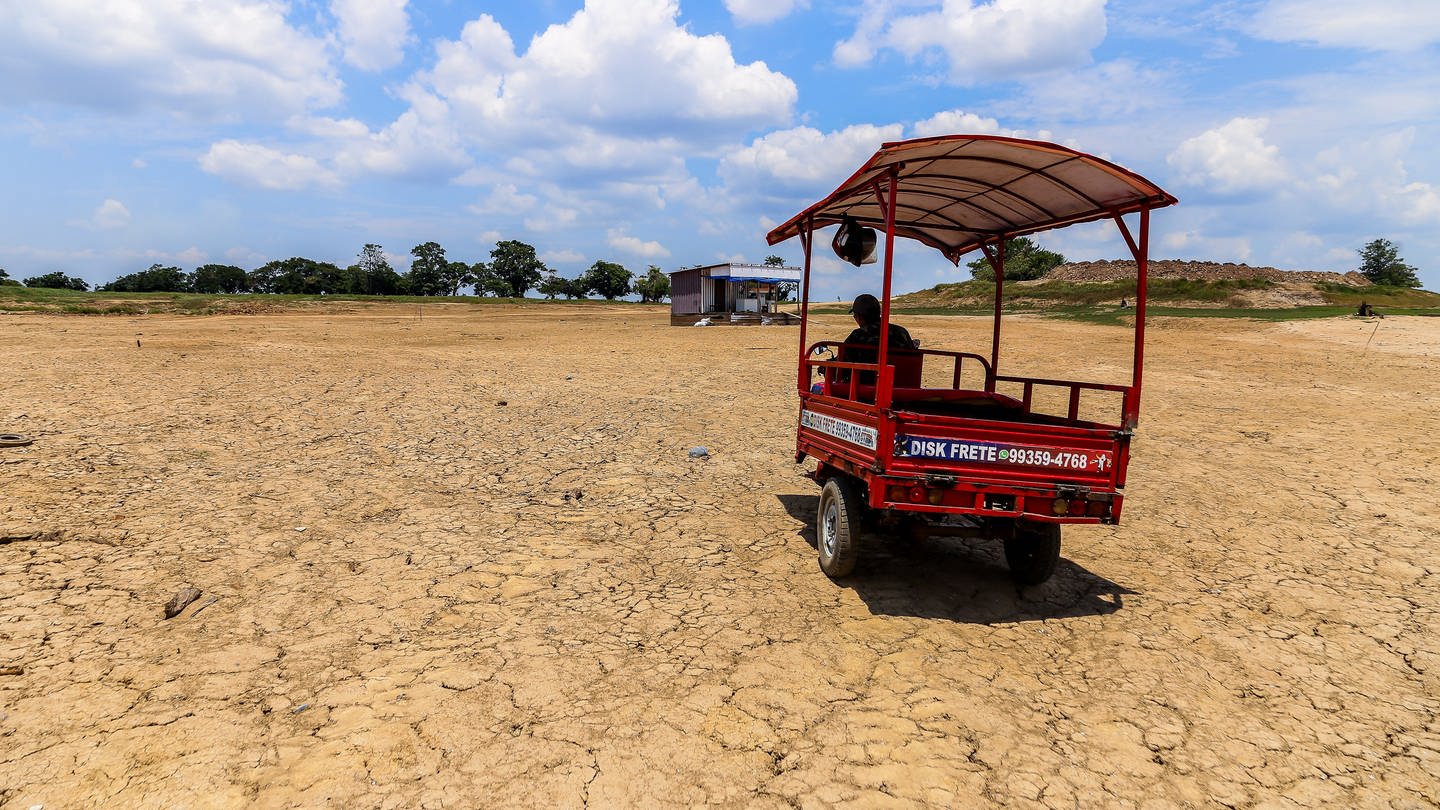 Ein kleiner Wagen fährt über eine Fläche, wo früher die Laguna Lagoa da Francesa war. - Laut einer neuen Studie  Bis zum Jahr 2050 könnten wegen des Klimawandels weltweit bis zu 14,5 Millionen Menschen sterben. (Foto: dpa Bildfunk, picture alliance/dpa | Aguilar Abecassis)
