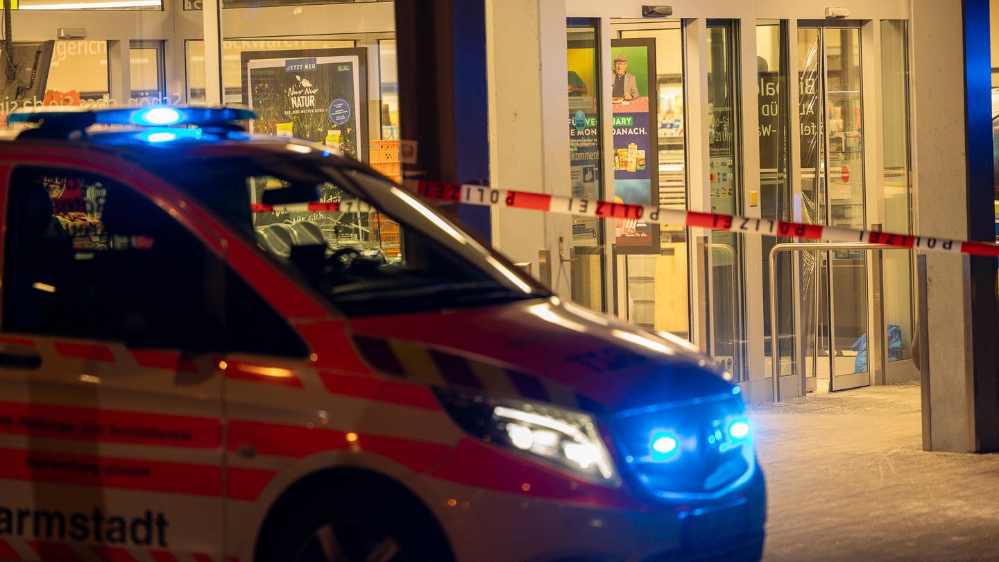 Ein Einsatzfahrzeug steht vor einem Supermarkt mit Blaulicht. Eine Frau wurde in dem Supermarkt erschossen. Der mutmaßliche Täter brachte sich danach selbst um. (Foto: dpa Bildfunk, picture alliance/dpa/5vision.News | 5vision.News)