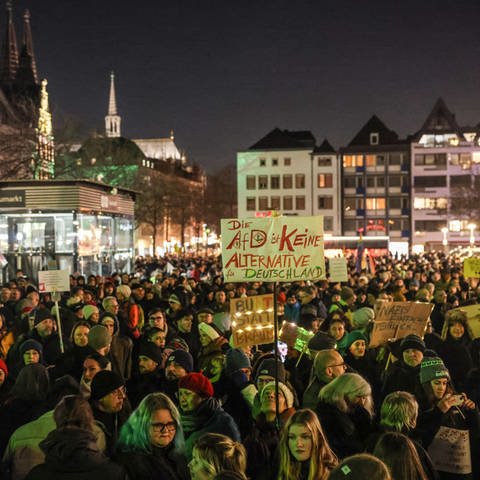 Demonstranten stehen auf dem Heumarkt. Zahlreiche Menschen sind zu einer Demonstration des "Bündnisses gegen Rassismus" in Köln zusammengekommen . (Foto: dpa Bildfunk, picture alliance/dpa | Oliver Berg)