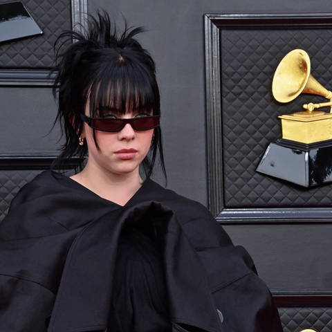 In Los Angeles werden Anfang Februar die Grammys verliehen. Neben Billie Eilish treten noch weitere Stars auf. Das Bild zeigt die Sängerin bei den Grammys 2022. (Foto: IMAGO, IMAGO / UPI Photo)