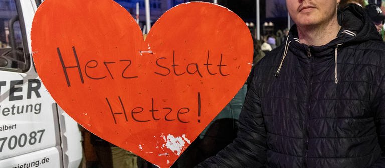 Schild mit Schrift: "Herz statt Hetze" auf Demo gegen Rechts  AfD (Foto: IMAGO, Symbolbild IMAGO / Markus Matzel)