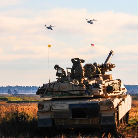Soldaten der von der Nato verstärkten «Forward Presence Battle Group Poland», die operativ von der 1st Infantry Division (1 ID) geführt werden, beobachten zwei polnische Hubschrauber, die während einer Bull Run-Übung, über sie hinwegfliegen. (Foto: dpa Bildfunk, picture alliance/dpa/ZUMA Press Wire Service | U.S. Army)
