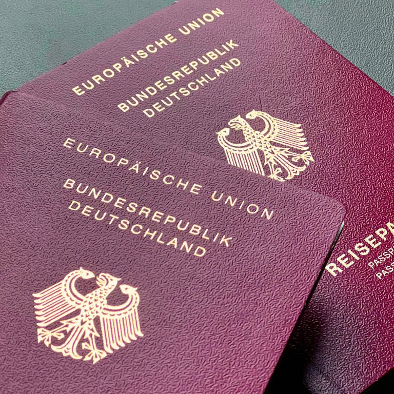 Deutscher Reisepass: Der Bundestag hat ein Gesetz beschlossen, das Einbürgerung erleichtern sill. (Foto: IMAGO, IMAGO / Sven Simon)