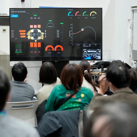 Journalisten verfolgen die Live-Übertragung der Mondlandung des Smart Lander for Investigating Moon, auf dem Campus der JAXA.  (Foto: dpa Bildfunk, picture alliance/dpa/AP | Eugene Hoshiko)