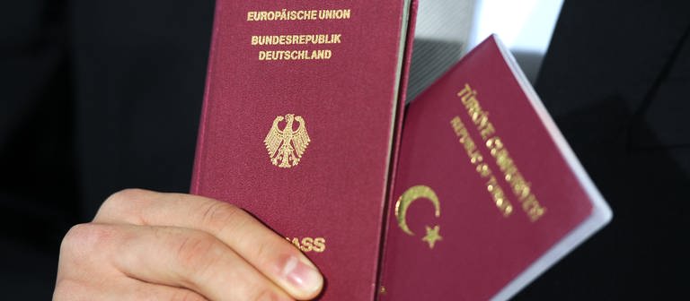 SYMBOLBILD - Ein deutscher und ein türkischer Pass. Die doppelte Staatsbürgerschaft soll in Zukunft deutlich einfacher werden. (Foto: dpa Bildfunk, picture alliance / dpa | Britta Pedersen)
