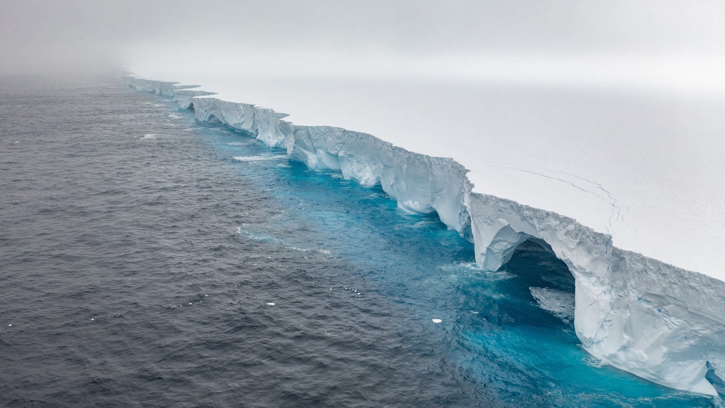 Das Bild zeigt den Eisberg A23a. Spektakuläre neue Bilder vom derzeit weltweit größten Eisberg zeigen, wie Erosion riesige Bögen und höhlenartige Vertiefungen in den Koloss gemeißelt hat. (Foto: dpa Bildfunk, picture alliance/dpa/Eyos Expeditions | Ian Strachan)