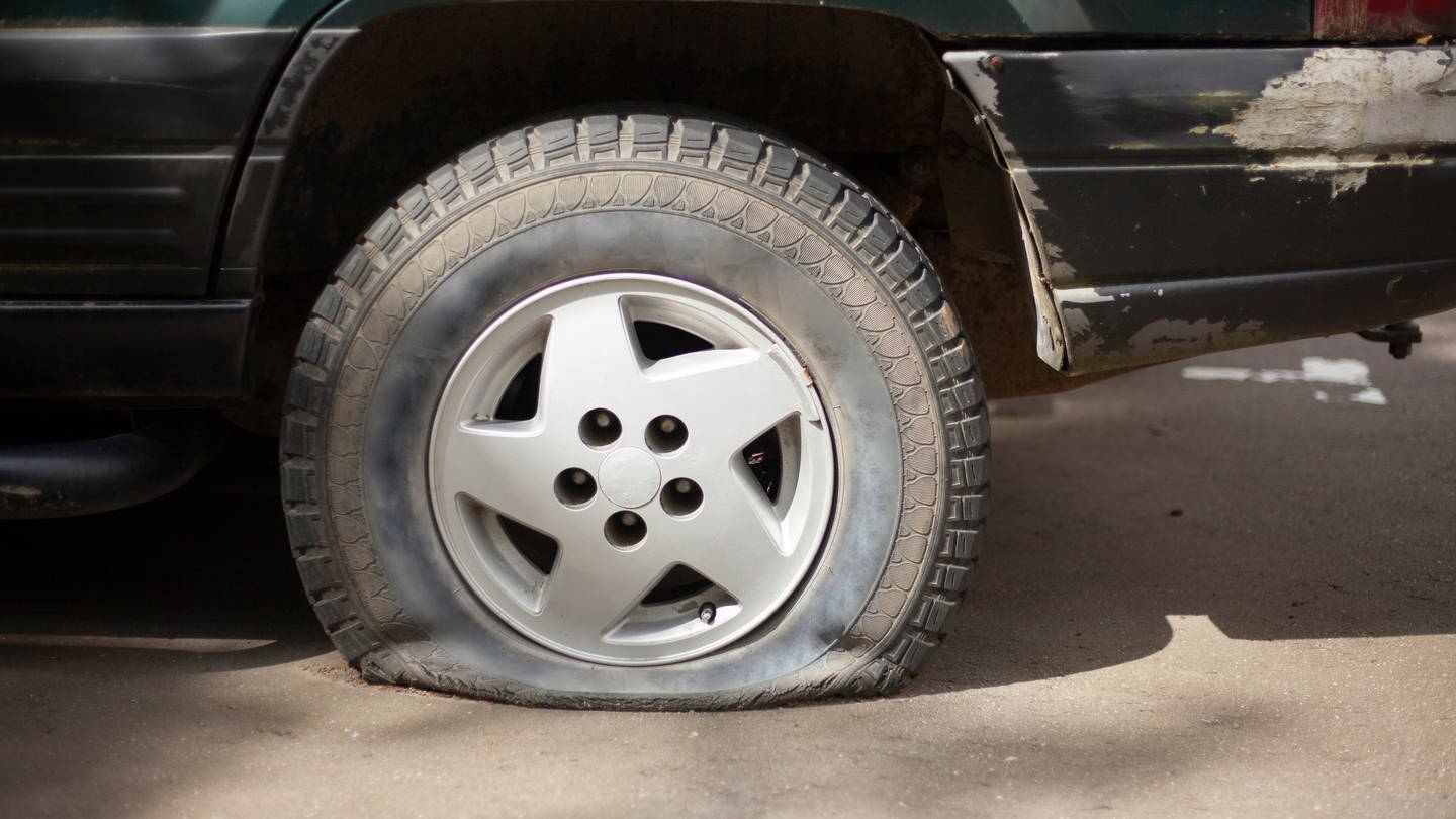 Symbolbild: Platte Reifen. In Heidenheim wurden Reifen an Pkw zerstochen. (Foto: IMAGO, IMAGO / Pond5 Images)